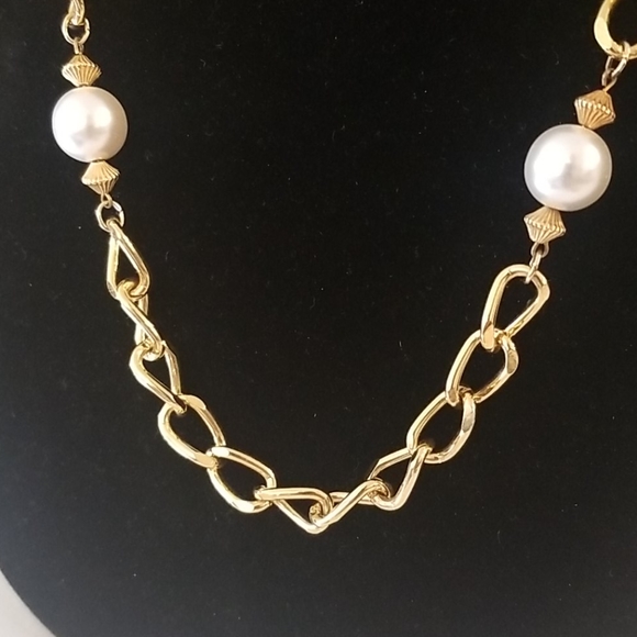 EXQUISITE Gold Tone and Pearl Necklace - Picture 2 of 5